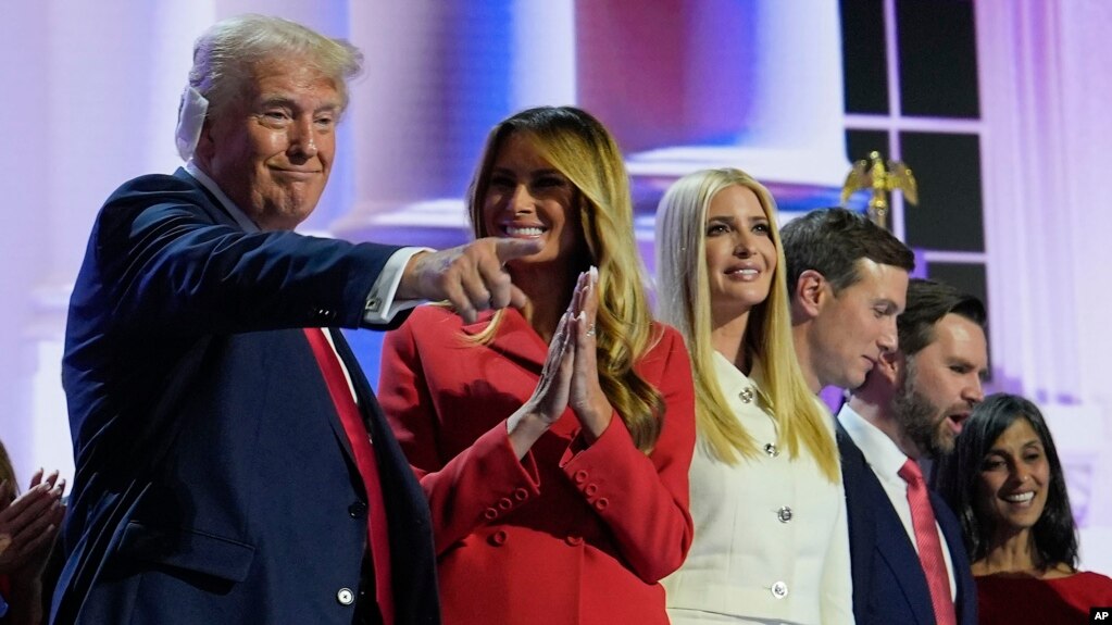 Kandidati republikan për president, Donald Trump i rrethuar ne familjen e tij gjatë Kuvendit Kombëtar Republikan më 18 korrik, 2024/AP