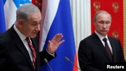 Russian President Vladimir Putin (R) and Israel's Prime Minister Benjamin Netanyahu take part in a joint news conference in Moscow, Nov. 20, 2013.