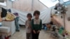 دو قلوهای آواره سوری از شرق ادلب در چادری در اردوگاه پناهجویان در نزدیکی مرز ترکیه. ۱۹ ژوئن ۲۰۲۰