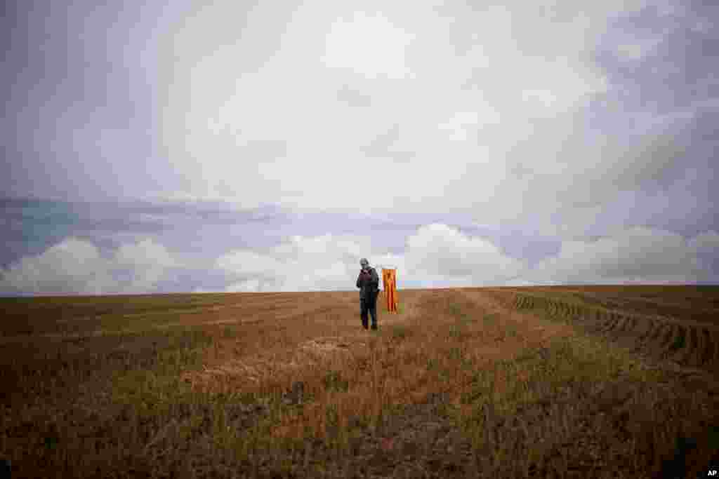 A man stands with an &quot;estelada&quot; — or Catalan pro-independence flag — outside Lledoners prison in Sant Joan de Vilatorrada, Spain.