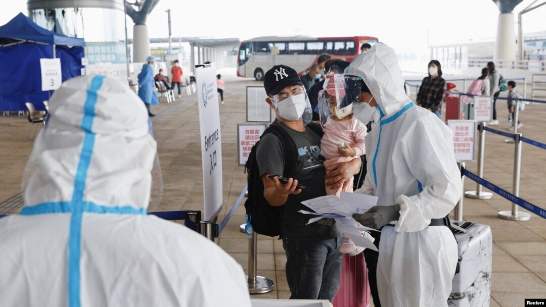 2022年3月22日，旅客在香港口岸進行檢疫 （路透社照片）
