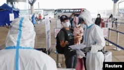 2022年3月22日，旅客在香港口岸接受检疫