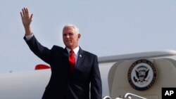 V. P. Mike Pence ki t ap salye moun ki ta pral akeyi li nan ayewopò entènasyonal Jorje Chavez, nan Lima, Pewou. 