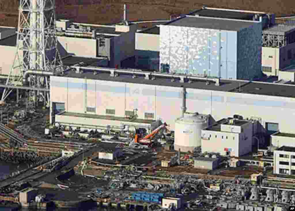 An aerial view shows the quake-damaged Fukushima nuclear power plant in the Japanese town of Futaba, Fukushima prefecture, Japan, run by Tokyo Electric Power, March 12, 2011