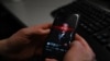一名記者於 2024 年 2 月 12 日在華盛頓特區的白宮手機上展示了美國總統拜登的 X 帳戶。