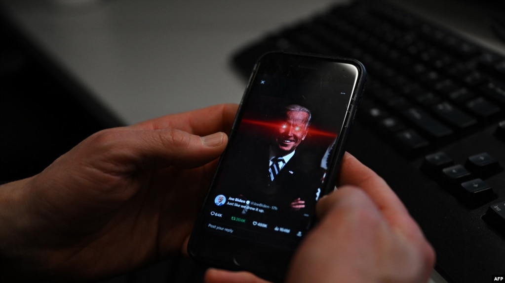 一名驻白宫记者2024年2月12日在手机上显示拜登竞选团队在TikTok上首次发布的视频。 （法新社）(photo:VOA)