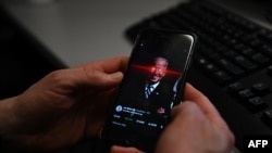 一名驻白宫记者2024年2月12日在手机上显示拜登竞选团队在TikTok上首次发布的视频。 （法新社）