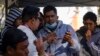 ARCHIVO - Migrantes reciben ayuda con la app CBPOne de un trabajador municipal en Tijuana, México, el martes 24 de enero de 2023 en Tijuana, México.