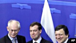 Russian President Dmitry Medvedev, center, shakes hands with European Council President Herman Van Rompuy, left, and European Commission President Jose Manuel Barroso during an EU-Russia Summit at the EU Council building in Brussels, 07 Dec 2010