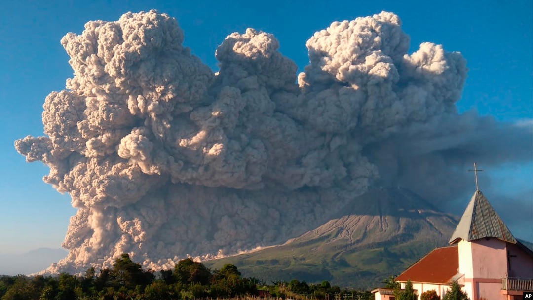 Gunung Sinabung memuntahkan material vulkanik saat terjadi erupsi di Karo, Sumatera Utara, Selasa, 2 Maret 2021. (Foto: AP)