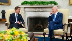 Presiden AS Joe Biden bertemu dengan Perdana Menteri Swedia Ulf Kristersson di Gedung Putih, Washington, pada 5 Juli 2023. (Foto: AP/Evan Vucci)