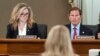 Senator Marsha Blackburn (kiri) dan Senator Richard Blumenthal (kanan) berbicara kepada mantan pegawai Facebook Frances Haugen (tengah) dalam sebuah sesi sidang di Capitol Hill pada 5 Oktober 2021. (AP/Alex Brandon)