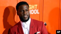 El actor y comediante Kevin Hart dice que va a reconsiderar su decisión de no ser el anfitrion de los Oscar, que está programado para el 24 de febrero. 