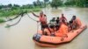 Un equipo de la Fuerza Nacional de Respuesta a Desastres (NDRF) lleva personas a un lugar seguro a través de zonas inundadas tras aguaceros en Agartala, en el estado nordeste de Tripura, en India, el jueves 22 de agosto de 2024. 