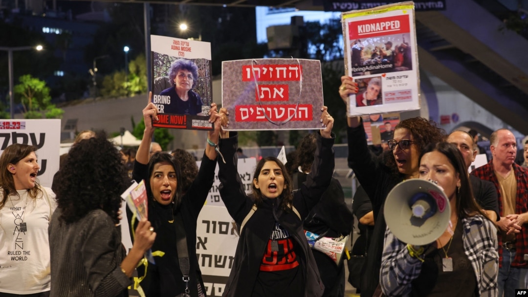 Porodice otetih Izraelaca na skupu u Tel Avivu (Foto: AHMAD GHARABLI/AFP)