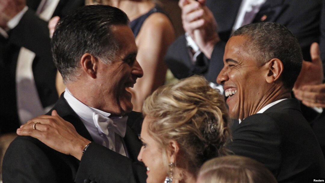 Capres partai Republik Mitt Romney (kiri) menyalami Presiden Barack Obama pada acara jamuan santap malam di New York, Kamis malam (18/10).