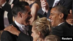 Capres partai Republik Mitt Romney (kiri) menyalami Presiden Barack Obama pada acara jamuan santap malam di New York, Kamis malam (18/10).