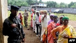 Les Comoriens de Mrijou font la queue pour voter lors de la prochaine élection présidentielle du 11 mai 2016.