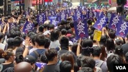 Ratusan aktivis pro demokrasi Hong Kong melakukan aksi unjuk rasa hari Minggu (24/5).