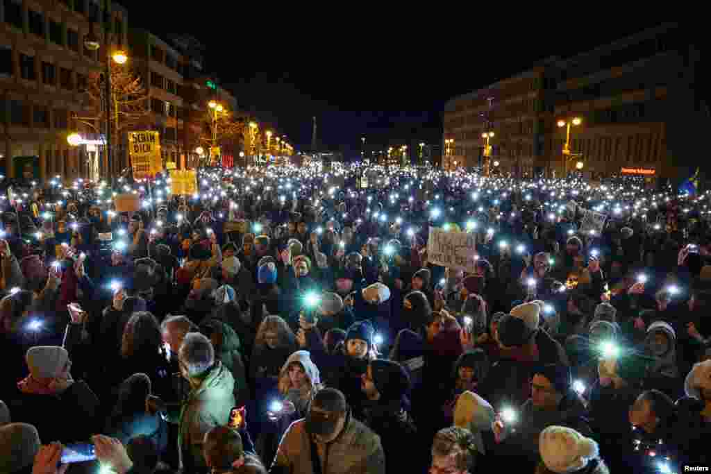 په برلین کې د جرمني د نوماند صدراعظم&nbsp; د کډوالۍ د محدودولو د پلان پر ضد مظاهره .