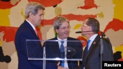 Dari kiri: Menlu AS John Kerry, Menlu Italia Paolo Gentiloni dan utusan khusus PBB untuk Libya Martin Kobler memberikan konferensi pers bersama usai pembicaraan di Roma, Minggu (13/12).