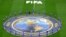2026 월드컵 경기가 열리는 구장에서 FIFA 자원봉사자들이 공식 메달 배너 주변에 모여있다.