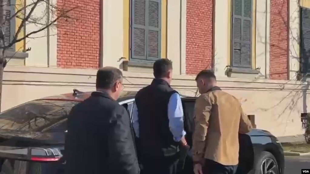 Veliaj i shoqëruar nga agjentët e BKH