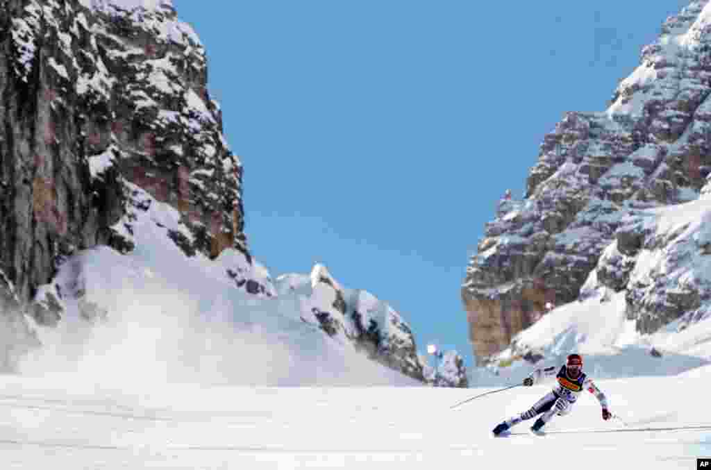 세계 알파인 스키 수퍼 대회전(Super G)이 열린 이탈리아 코르티나담페초 스키장에서 프랑스의 닐스 알레그레 선수가 언덕 비탈을 질주하고 있다. 