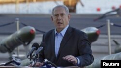 Perdana Menteri Israel Benjamin Netanyahu berbicara pada wartawan di markas angkatan laut di Eliat (10/3).