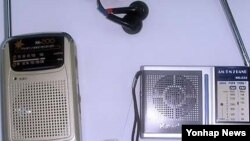 한국의 탈북자단체가 북한으로 보내는 휴대용 라디오. (자료사진)