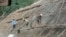 Des ouvriers chinois et congolais sur un chantier près du village de Saharas, en train de construire une section de la nouvelle route entre Brazzaville, Dolisie et Pointe Noire, le 26 mars 2011. (Photo: Laudes Martial Mbon / AFP)