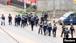 La police anti-émeute patrouille dans les rues de Buea, capitale de la région du Sud-Ouest, Cameroun, le 1er octobre 2017. 