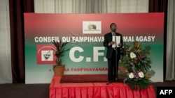 Un orateur parle d'un podium lors du Conseil Malagasy Fampihavanana (Conseil de Réconciliation Nationale-CFM) à l'ouverture de la session à Antananarivo, le 31 mai 2018.