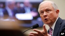 Jaksa Agung AS Jeff Sessions memberikan kesaksian kepada Komite Kehakiman DPR AS di Capitol Hill, Selasa (14/11). 