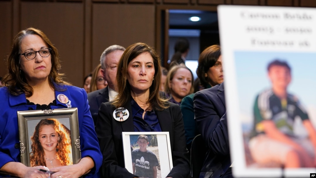 Majke drže slike svoje dece tokom pretresa u Senatu o bezbednosti dece na internetu. Vašington, 14. februar, 2023. (Foto: AP/Mariam Zuhaib)