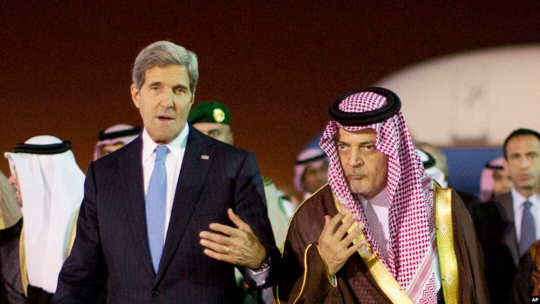 Menlu AS John Kerry (kiri) disambut oleh Menlu Arab Saudi Pangeran Saud Al-Faisal bin Abdulaziz al-Saud,setibanya di Riyadh, Arab Saudi (3/11).