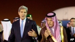 Menlu AS John Kerry (kiri) disambut oleh Menlu Arab Saudi Pangeran Saud Al-Faisal bin Abdulaziz al-Saud,setibanya di Riyadh, Arab Saudi (3/11).