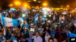 Manifestantes cantan el himno nacional durante un paro nacional para pedir la renuncia del presidente Otto Pérez Molina.