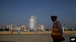 2018年1月2日，斯里兰卡科伦坡，一名中国建筑工人站在科伦坡港口城。中国被批评通过一带一路项目将斯里兰卡带入债务陷阱。