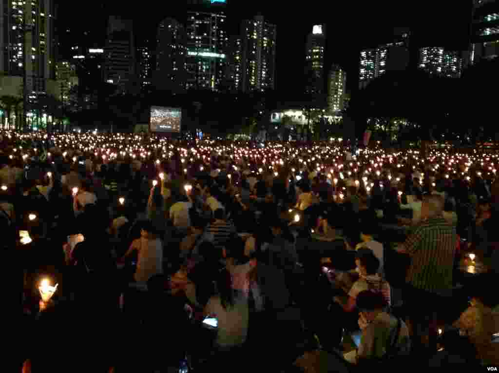 数以万计港人云集维园烛光纪念六四事件(美国之音海彦拍摄)