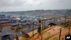 Mkimbizi wa Rohingya aliyevuka mpaka kuingia Bangladesh akiwa anatayarisha makazi ya muda katika kambi ya wakimbizi