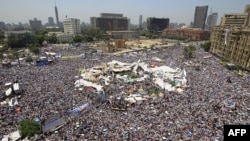 Tahrir Meydanı'nı binlerce kişi doldurdu