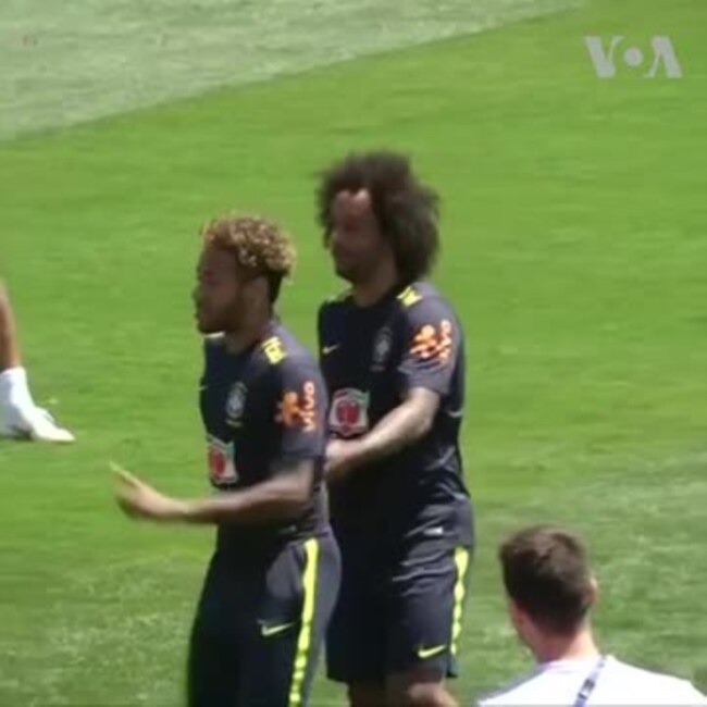 Cầu thủ Brazil đập trứng và đổ bột lên đầu tiền vệ Coutinho