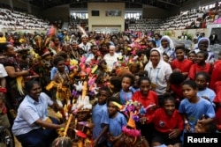 Paus Fransiskus berpose dengan anak-anak dari Street Ministry dan Callan Services di Caritas Technical Secondary School, di Port Moresby, Papua Nugini, 7 September 2024. (Foto: via Reuters)