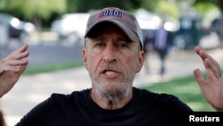 El comediante Jon Stewart concede una entrevista con los periodistas en Washington, EEUU, el 28 de julio de 2022.