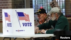 Pemilih mengisi surat suara di tempat pemungutan suara selama pemilihan paruh waktu AS 2022 di pusat kota Harrisburg, Pennsylvania, AS, 8 November 2022. (Foto: REUTERS/Mike Segar)
