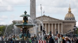 Las mujeres se desplazan en bicicleta cerca de la Plaza de la Concorde, que está cerrada al tráfico debido a la construcción del Parc Urbain la Concorde para los Juegos Olímpicos y Paralímpicos de París 2024 en París, Francia, el 17 de mayo de 2024.