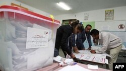 Працівники виборчої комісії готуються рахувати бюлетені