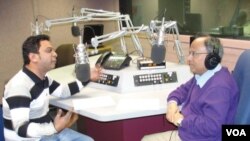 ভয়েস অফ আমেরিকা, ওয়াশিংটন স্টুডিওতে আশিফ এন্তাজ রবির সাক্ষাৎকার নিচ্ছেন আনিস আহমেদ ।