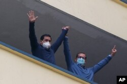 Andrés Arauz (izq) candidato presidencial de la Alianza Unión por la Esperanza (UNES), y su compañero de binomio Carlos Rabascall saludan a partidarios en Quito, Ecuador, el 11 de abril de 2021.